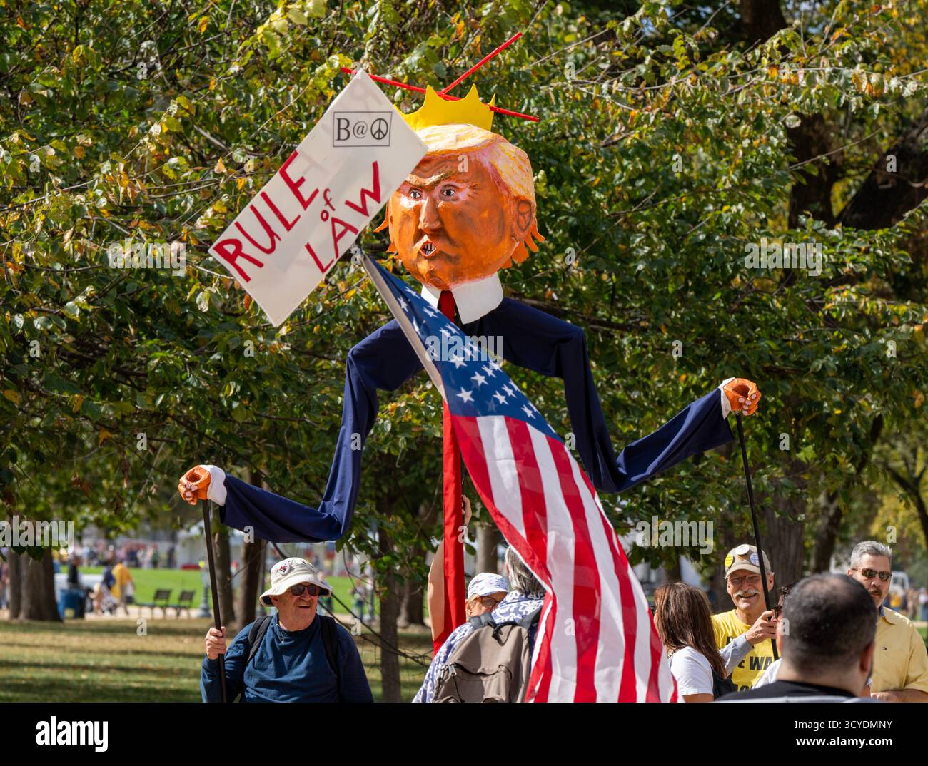Les manifestants font connaître leur point de vue en tant qu'effigie du président Donald Trump qui marche sur le National Mall lors de la manifestation massive « No Kings » avec une atmosphère de fête de rue à Washington, DC. Le samedi 18 octobre 2025. Il y a eu des milliers de manifestations pacifiques dans diverses villes des États-Unis pour protester contre la politique de l’actuelle administration Trump. Photo de Pat Benic/UPI Banque D'Images Les manifestants font connaître leur point de vue en tant qu'effigie du président Donald Trump qui marche sur le National Mall lors de la manifestation massive « No Kings » avec une atmosphère de fête de rue à Washington, DC. Le samedi 18 octobre 2025. Il y a eu des milliers de manifestations pacifiques dans diverses villes des États-Unis pour protester contre la politique de l’actuelle administration Trump. Photo de Pat Benic/UPI Banque D'Images
