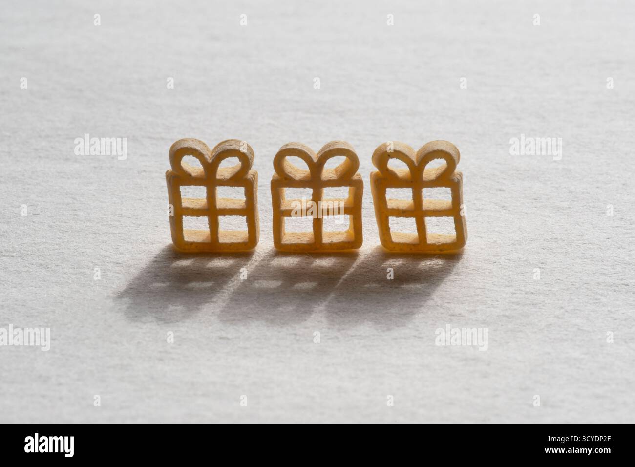 Pâtes en forme de cadeaux sur un fond clair. Idéal pour les projets liés aux vacances, à la cuisine ou à la conception culinaire Banque D'Images