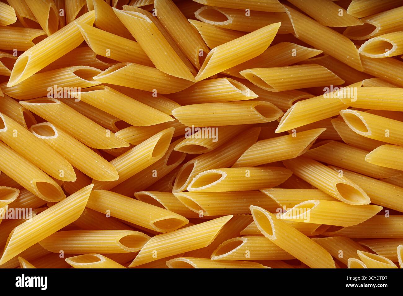 Pâtes Penne brutes en forme de tube avec texture organique vue de dessus Banque D'Images