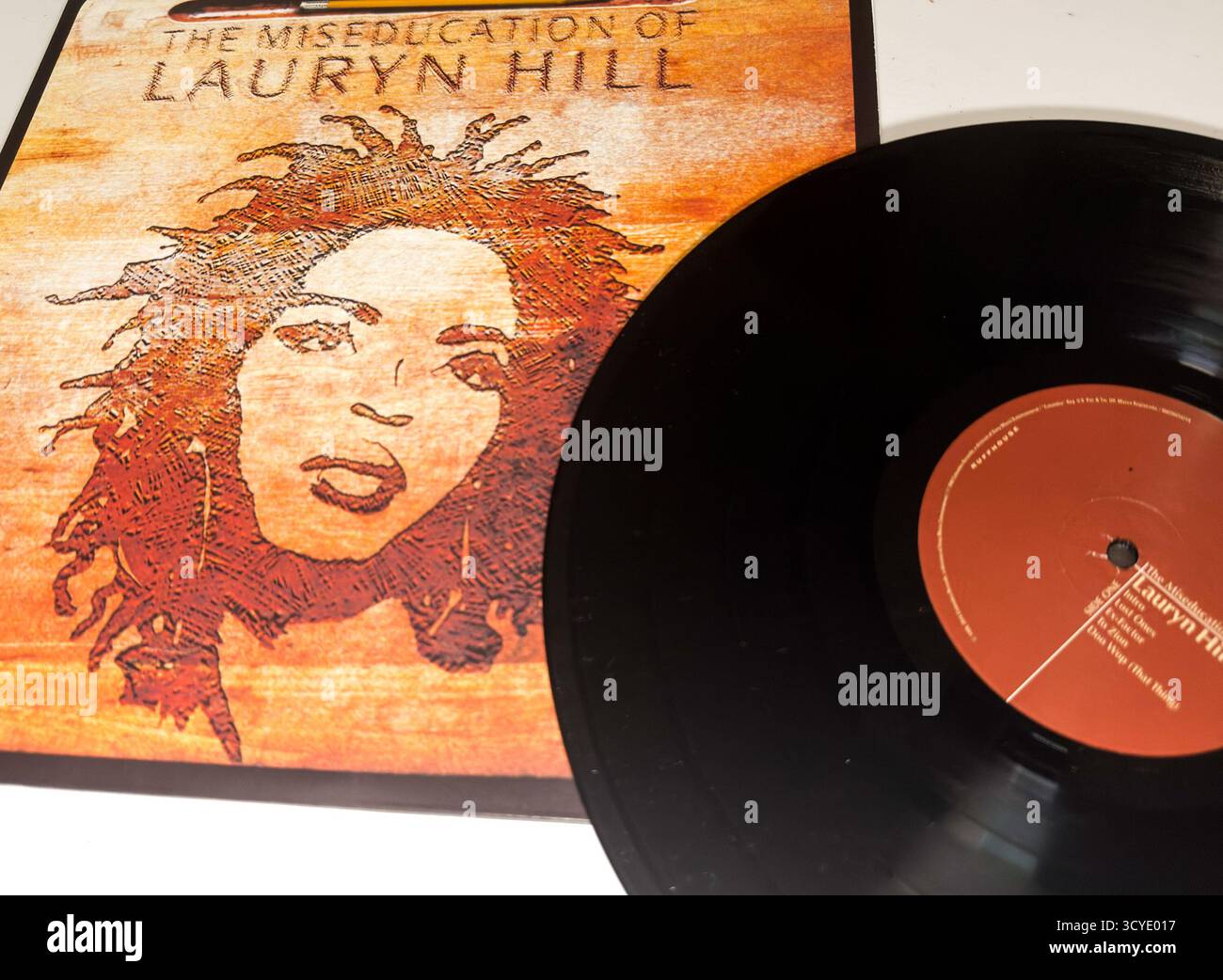Album vinyle de The Miseducation of Lauryn Hill par Lauryn Hill, montrant une pochette gravée emblématique et un label marron. Banque D'Images