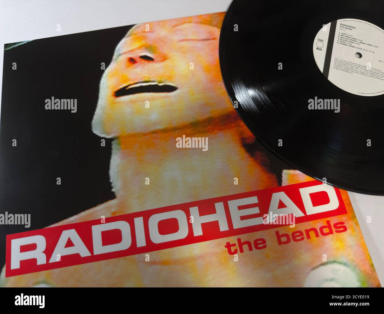 Album vinyle de The Bends par Radiohead, avec la pochette originale de l'album et la pression de la marque blanche de la sortie acclamée du groupe en 1995. Banque D'Images
