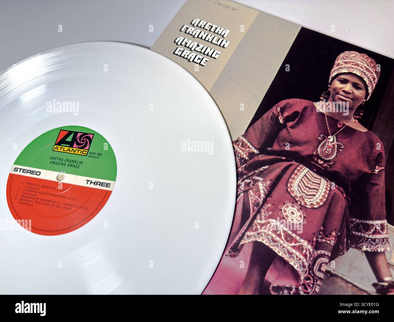 Album vinyle d'Amazing Grace par Aretha Franklin, avec le portrait de couverture gospel soulful et le label Atlantic Records classique. Banque D'Images