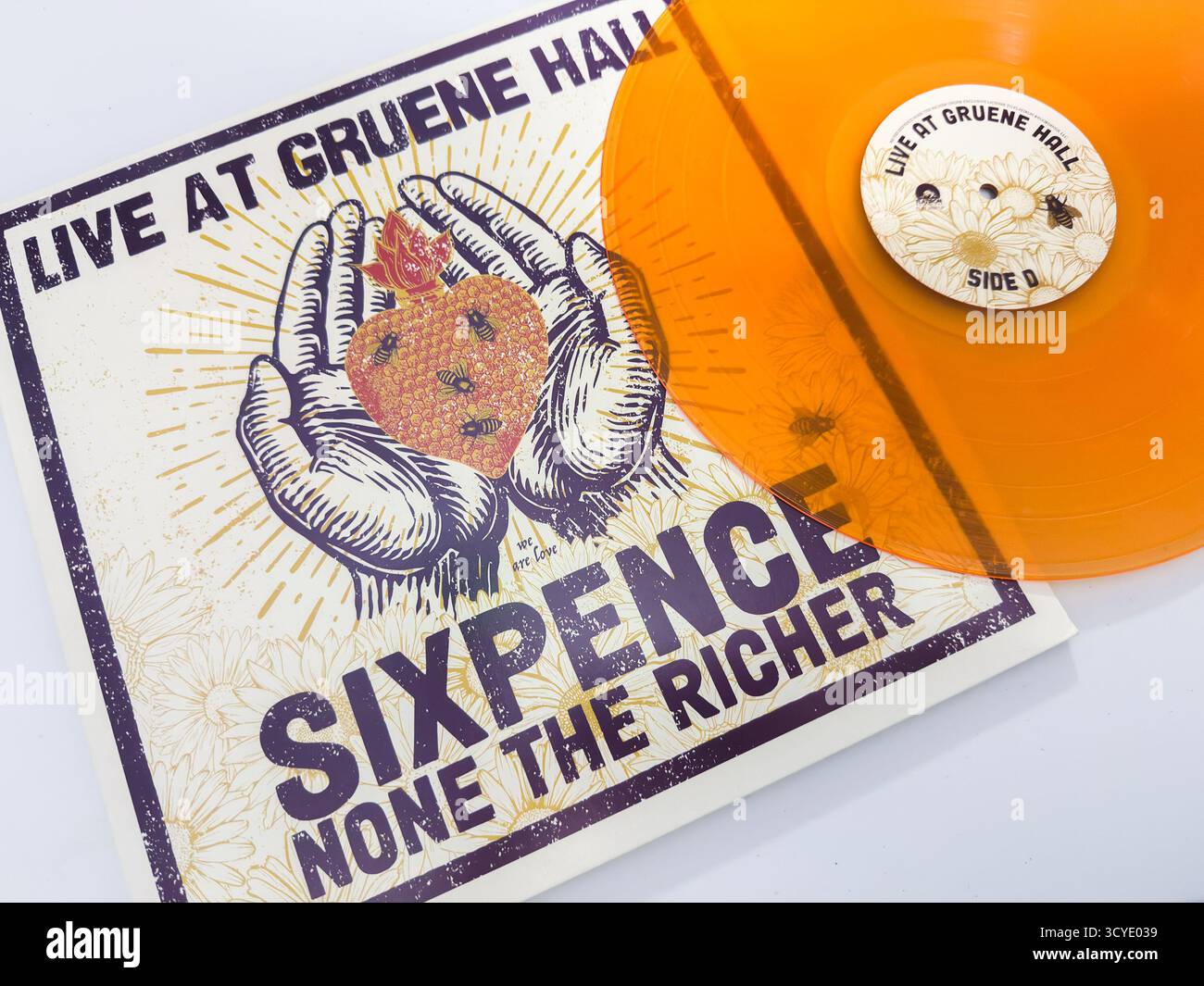 Album vinyle de Live at Gruene Hall par Sixpence None the Richer, avec vinyle translucide orange et illustration de cœur. Banque D'Images