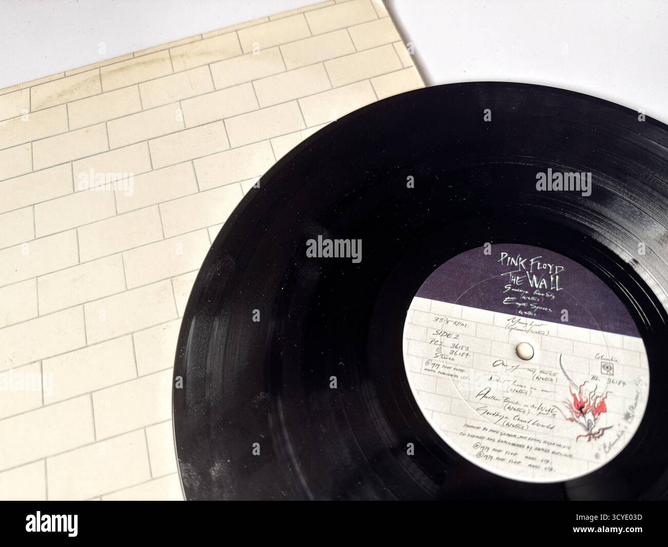 Album vinyle of the Wall de Pink Floyd, mettant en vedette le design minimaliste de la couverture murale en briques et le label Columbia Records classique de 1979. Banque D'Images