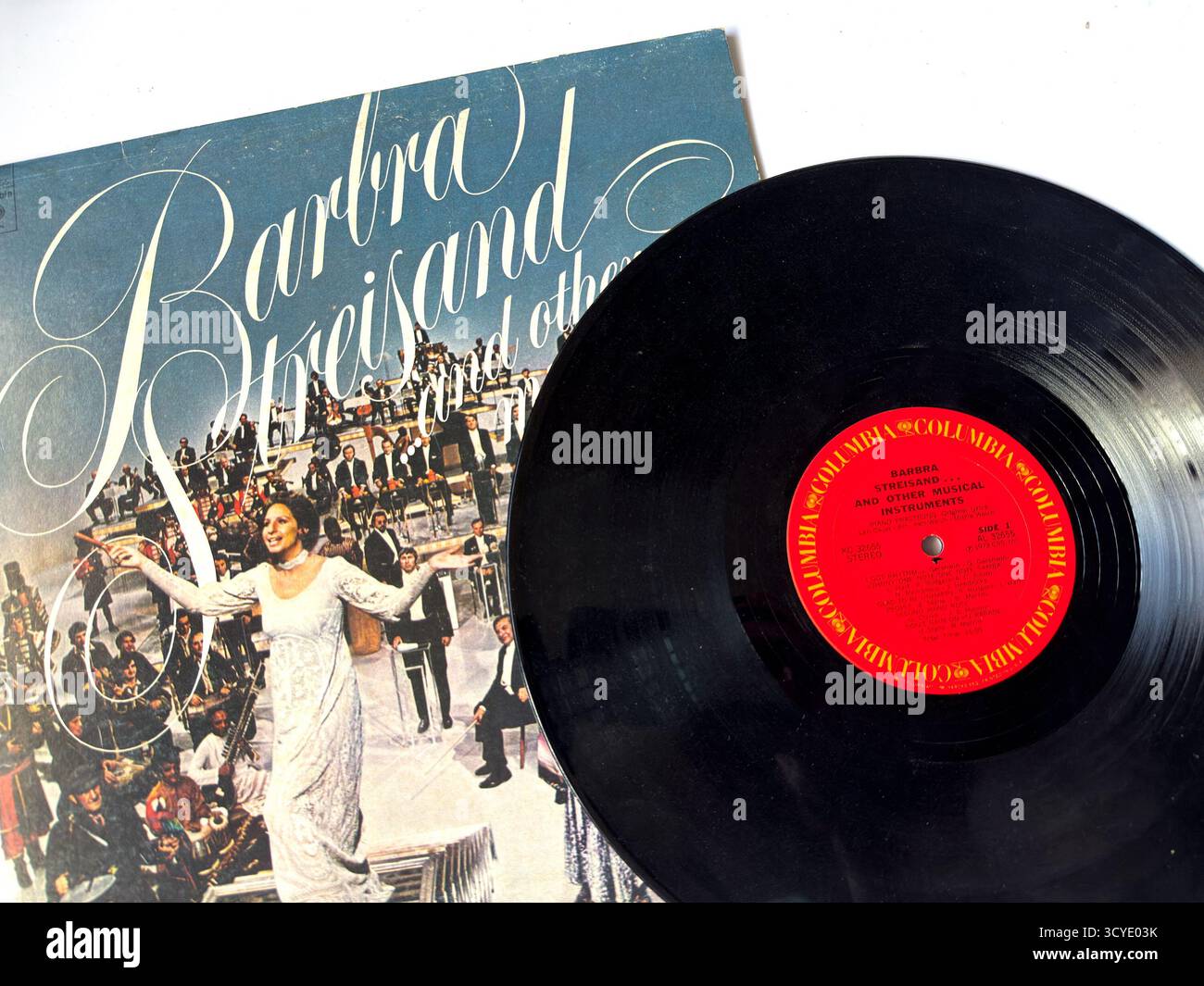 Album vinyle de and Other musical instruments de Barbra Streisand, avec une scène de reprise orchestrale et le label Red Columbia Records. Banque D'Images