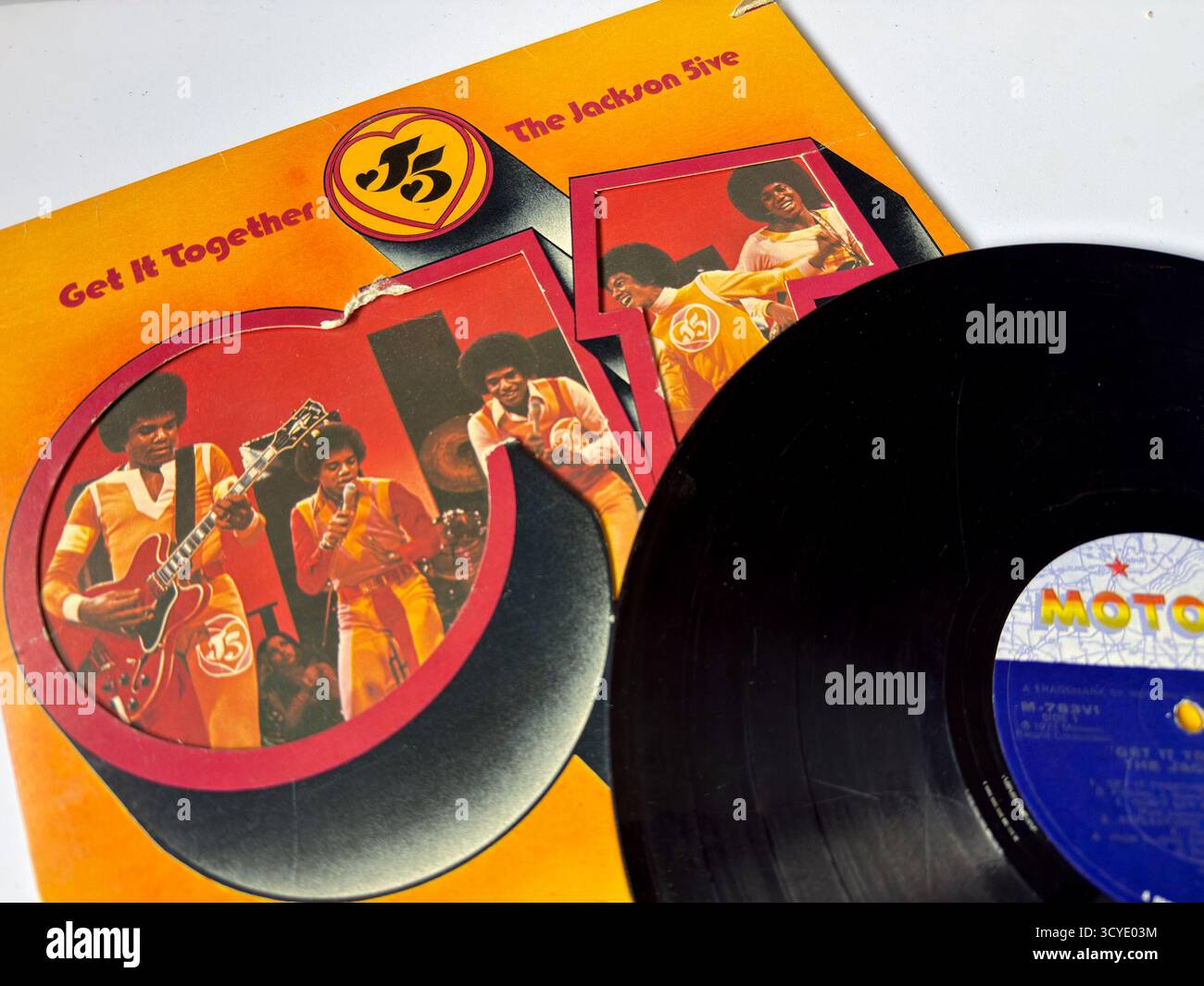 Album vinyle de Get It Together de The Jackson 5, avec la couverture orange audacieuse Motown et le style soul-funk énergique de 1973. Banque D'Images