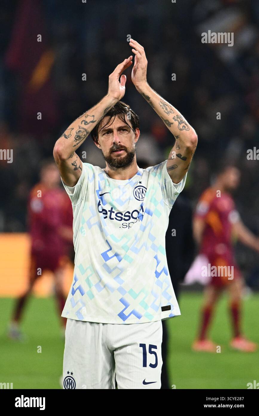 Rome, Italie. 18 octobre 2025. Francesco Acerbi du FC Internazionale célèbre à la fin de la Serie A match entre L'AS Roma et le FC Internazionale au Stadio Olimpico à Rome, Italie, le 18 octobre 2025. Crédit : Nicola Ianuale/Alamy Live News Banque D'Images