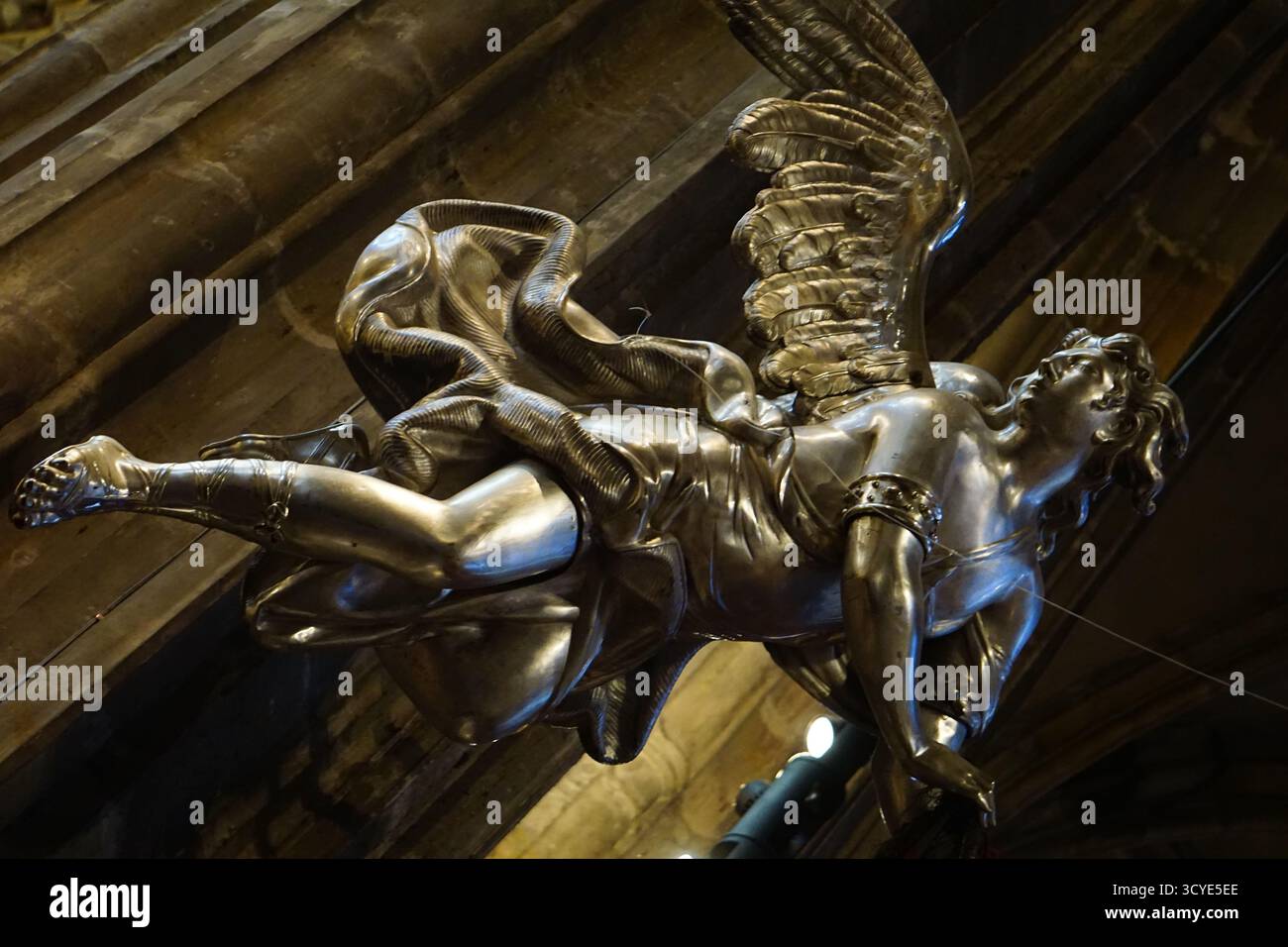 Gros plan d'une statue d'ange volant en argent à l'intérieur de la cathédrale Vitus, Prague, République tchèque Banque D'Images