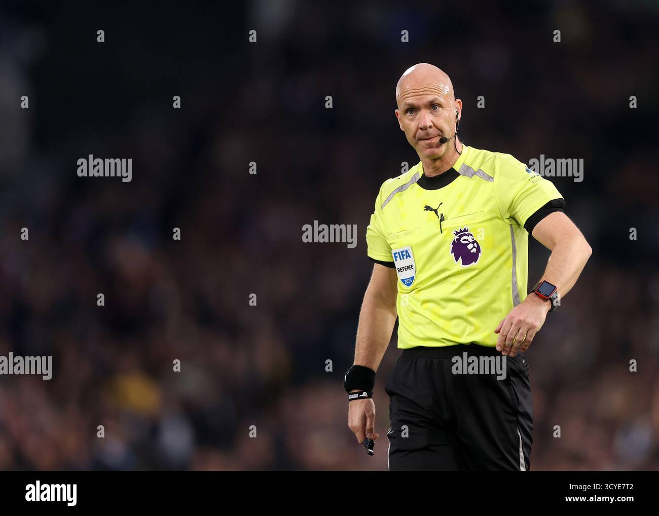 Londres, Royaume-Uni. 18 octobre 2025. Arbitre Anthony Taylor lors du match de premier League Fulham vs Arsenal à Craven Cottage, Londres. Le crédit photo devrait se lire comme suit : David Klein/Sportimage crédit : Sportimage Ltd/Alamy Live News Banque D'Images Londres, Royaume-Uni. 18 octobre 2025. Arbitre Anthony Taylor lors du match de premier League Fulham vs Arsenal à Craven Cottage, Londres. Le crédit photo devrait se lire comme suit : David Klein/Sportimage crédit : Sportimage Ltd/Alamy Live News Banque D'Images