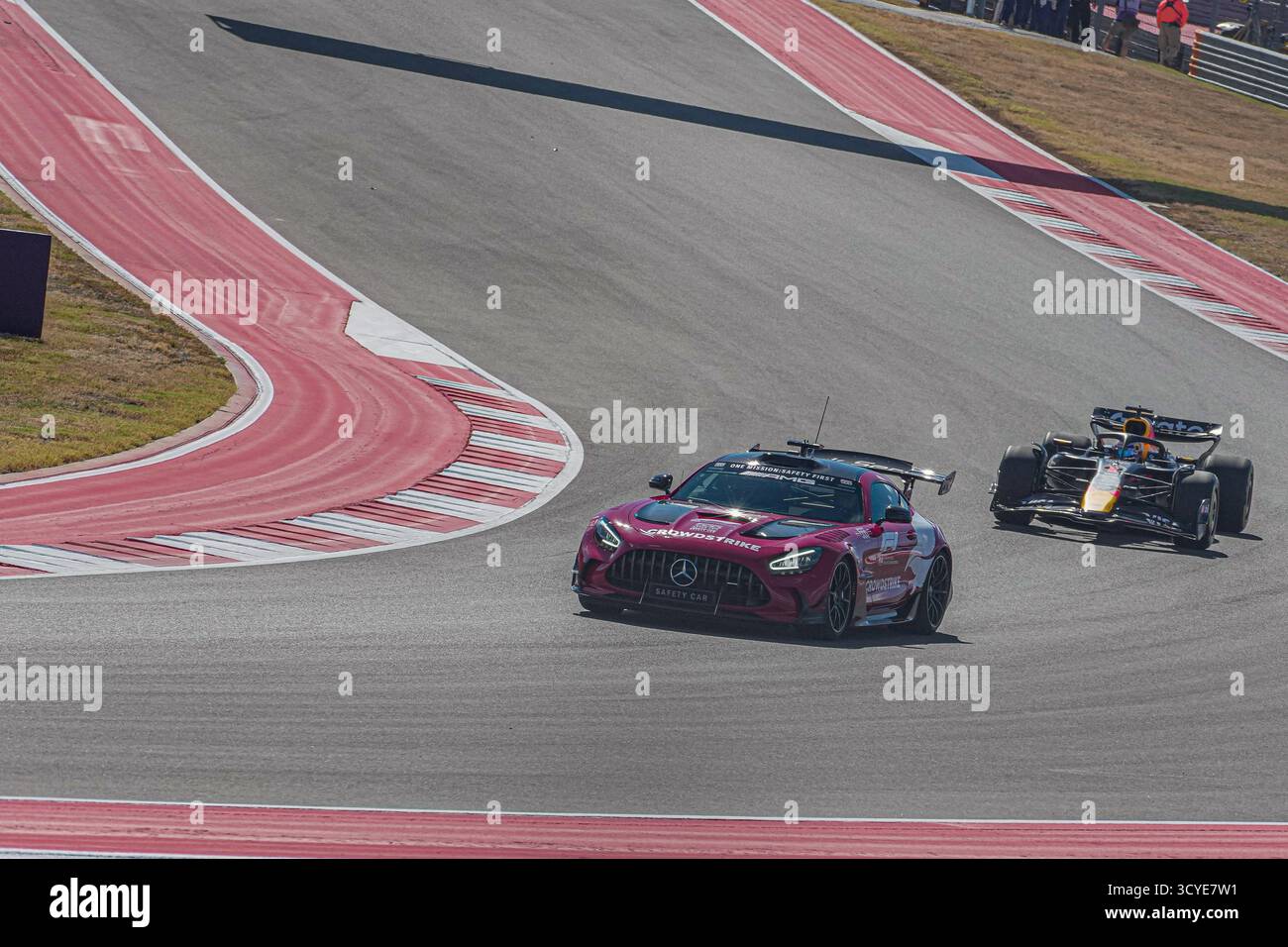 Austin, Texas, États-Unis. 18 octobre 2025. Voiture de sécurité - Mercedes AMG GT Black Series leader Max Verstappen (NED) - Oracle Red Bull Racing - Red Bull RB21 - Honda RBPT lors du Formula 1 MSC Cruises United States Grand Prix 2025, Austin, TX, USA, du 16 au 19 octobre 2025. 19e manche du Championnat du monde FIA de formule 1 2025. (Crédit image : © Alessio de Marco/ZUMA Press Wire) USAGE ÉDITORIAL SEULEMENT ! Non destiné à UN USAGE commercial ! Banque D'Images