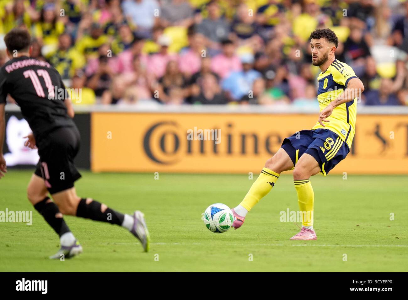 Nashville, Tennessee, États-Unis. 18 octobre 2025. Patrick Yazbek (8), milieu de terrain de Nashville SC, passe le ballon en première mi-temps face à l'Inter Miami au Geodis Park. (Crédit image : © Camden Hall/ZUMA Press Wire) USAGE ÉDITORIAL SEULEMENT ! Non destiné à UN USAGE commercial ! Crédit : ZUMA Press, Inc/Alamy Live News Banque D'Images