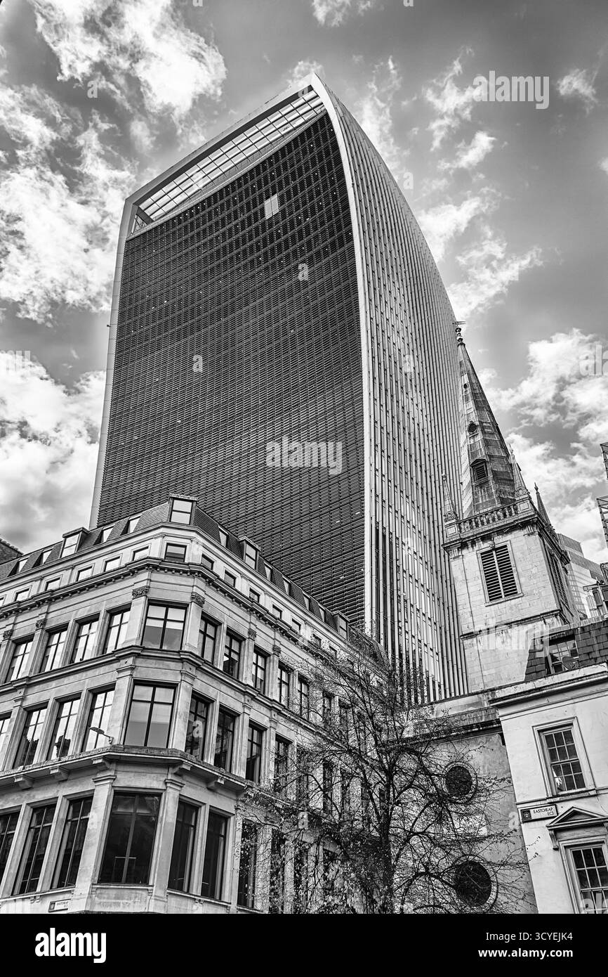 LONDRES - 13 AVRIL 2022 : le bâtiment 20 Fenchurch Street aka Walkie Talkie à Londres, Angleterre, Royaume-Uni. Le gratte-ciel est le cinquième plus grand bâtiment du TH Banque D'Images