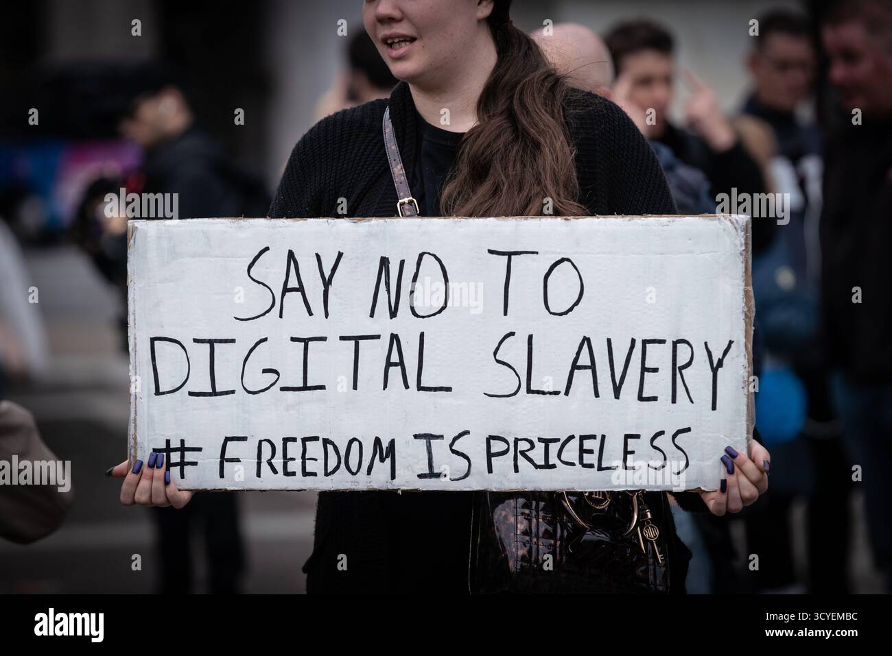 Londres, Royaume-Uni. 18 octobre 2025. Les manifestants « non à l’identité numérique » défilent dans les rues londoniennes pour se rallier contre les projets du gouvernement en matière d’identité numérique. Des centaines de manifestants - contrôlés par des conditions policières strictes - scandaient et brandissaient des banderoles le long de la route qui se terminait à Whitehall. Le premier ministre a annoncé en septembre qu’un système d’identification numérique serait introduit en 2029 et serait obligatoire pour les personnes travaillant au Royaume-Uni dans le cadre d’une tentative de lutte contre la migration illégale. Les critiques ont soulevé des préoccupations au sujet de la protection de la vie privée et de la sécurité des données. Crédit : Guy Corbishley/Alamy Live News Banque D'Images
