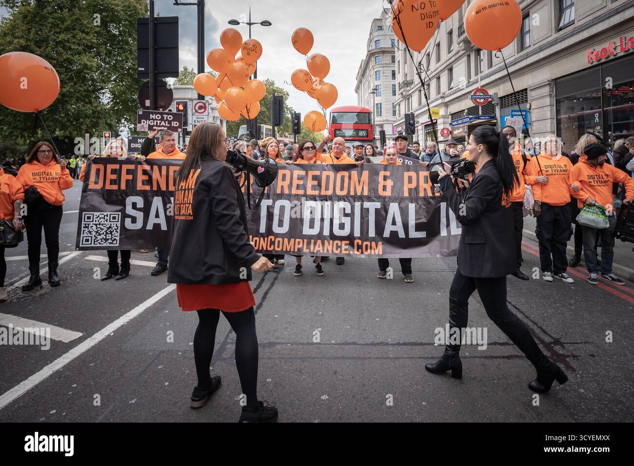 Londres, Royaume-Uni. 18 octobre 2025. Fiona Rose Diamond (photo, à droite). Les manifestants « non à l’identité numérique » défilent dans les rues londoniennes pour se rallier contre les projets du gouvernement en matière d’identité numérique. Des centaines de manifestants - contrôlés par des conditions policières strictes - scandaient et brandissaient des banderoles le long de la route qui se terminait à Whitehall. Le premier ministre a annoncé en septembre qu’un système d’identification numérique serait introduit en 2029 et serait obligatoire pour les personnes travaillant au Royaume-Uni dans le cadre d’une tentative de lutte contre la migration illégale. Crédit : Guy Corbishley/Alamy Live News Banque D'Images