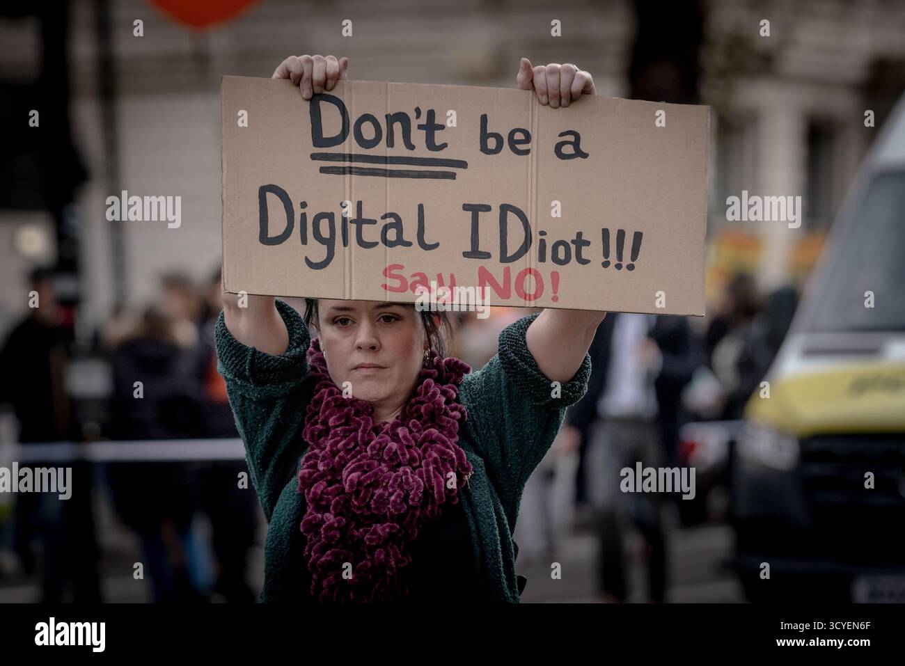 Londres, Royaume-Uni. 18 octobre 2025. Les manifestants « non à l’identité numérique » défilent dans les rues londoniennes pour se rallier contre les projets du gouvernement en matière d’identité numérique. Des centaines de manifestants - contrôlés par des conditions policières strictes - scandaient et brandissaient des banderoles le long de la route qui se terminait à Whitehall. Le premier ministre a annoncé en septembre qu’un système d’identification numérique serait introduit en 2029 et serait obligatoire pour les personnes travaillant au Royaume-Uni dans le cadre d’une tentative de lutte contre la migration illégale. Les critiques ont soulevé des préoccupations au sujet de la protection de la vie privée et de la sécurité des données. Crédit : Guy Corbishley/Alamy Live News Banque D'Images