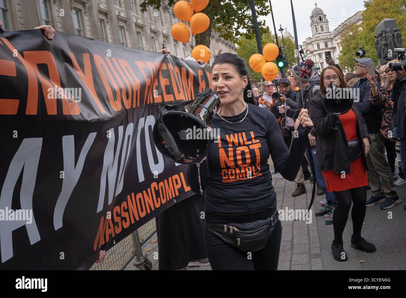 Londres, Royaume-Uni. 18 octobre 2025. Fiona Rose Diamond (photo). Les manifestants « non à l’identité numérique » défilent dans les rues londoniennes pour se rallier contre les projets du gouvernement en matière d’identité numérique. Des centaines de manifestants - contrôlés par des conditions policières strictes - scandaient et brandissaient des banderoles le long de la route qui se terminait à Whitehall. Le premier ministre a annoncé en septembre qu’un système d’identification numérique serait introduit en 2029 et serait obligatoire pour les personnes travaillant au Royaume-Uni dans le cadre d’une tentative de lutte contre la migration illégale. Crédit : Guy Corbishley/Alamy Live News Banque D'Images