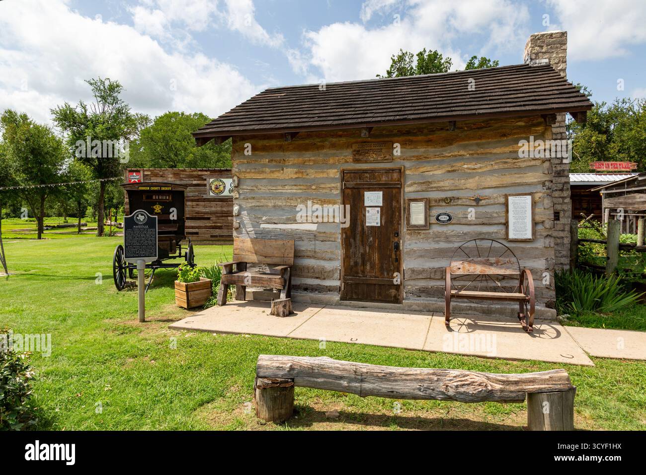 Le palais de justice du comté de Johnson du XIXe siècle fait maintenant partie du Chisholm Trail Outdoor Museum près de Cleburne, Texas, États-Unis. Banque D'Images