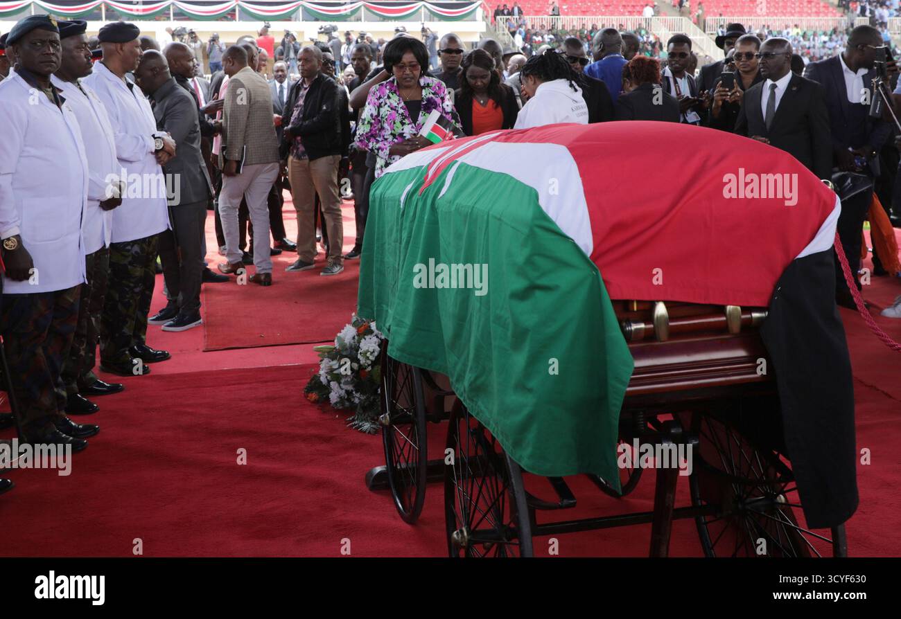 Nairobi. 17 octobre 2025. Le cercueil avec les restes de l'ancien premier ministre kenyan Raila Odinga est vu lors des funérailles d'État au stade Nyayo, à Nairobi, au Kenya, le 17 octobre 2025. L'ancien premier ministre du Kenya, Raila Odinga, est décédé mercredi d'une crise cardiaque dans un hôpital en Inde, a confirmé la présidence. Crédit : Fred Mutune/Xinhua/Alamy Live News Banque D'Images