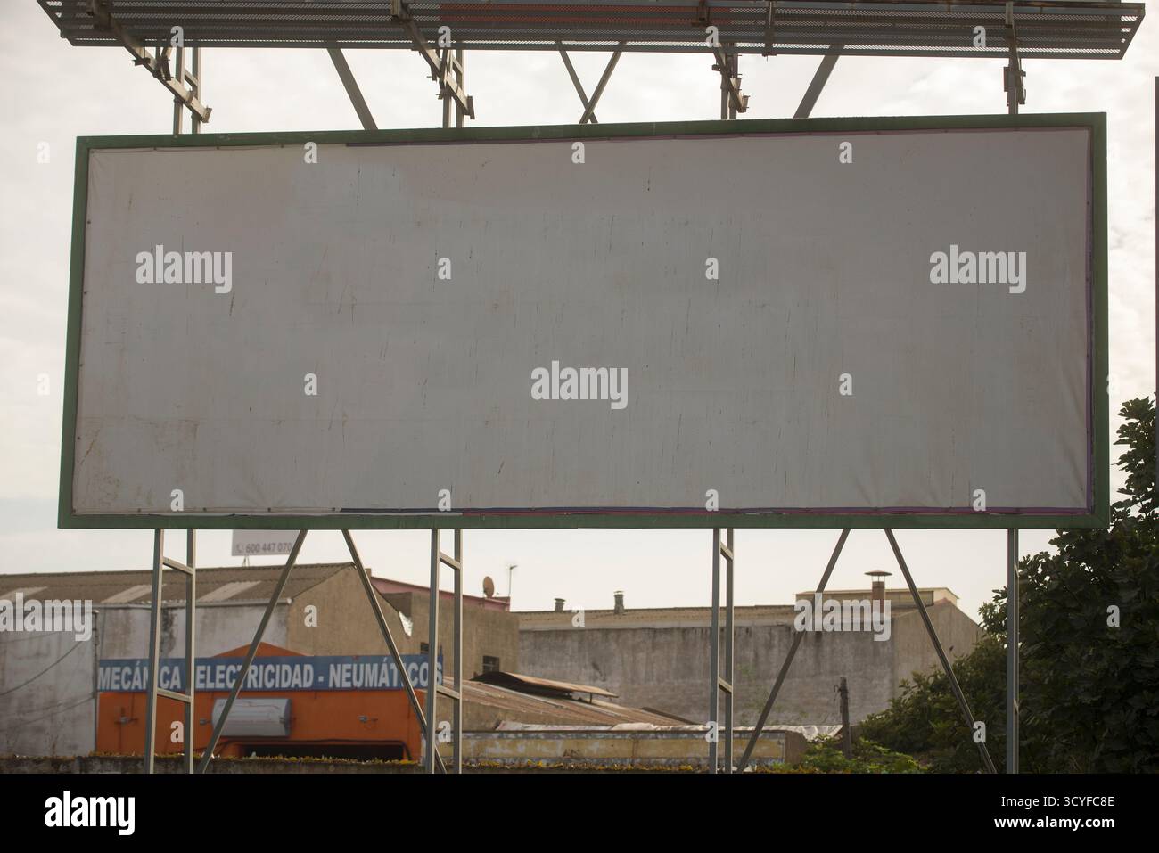 Affiche publicitaire extérieure vierge sur une structure métallique, idéale comme maquette. Banque D'Images