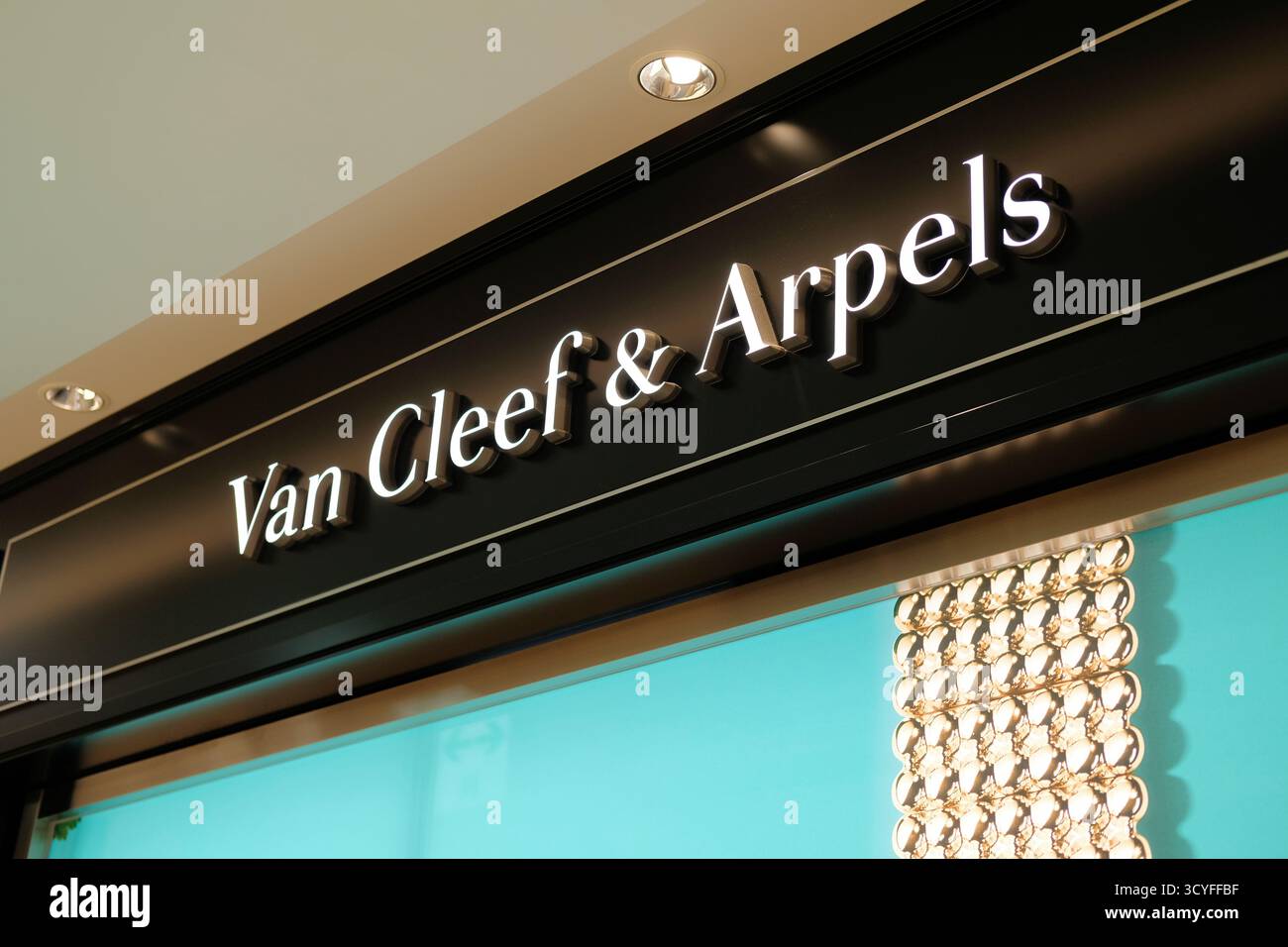 Van Cleef & Arpels boutique logo à Ginza 6, Tokyo, Japon ; entreprise française de bijoux de luxe fondée en 1896 par Alfred Van Cleef et Salmon Arpels. Banque D'Images