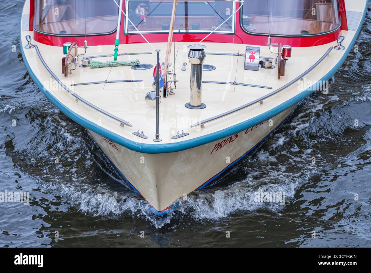 Petit bateau à moteur blanc sur la rivière Amstel à Amsterdam — vue de face en gros plan Banque D'Images