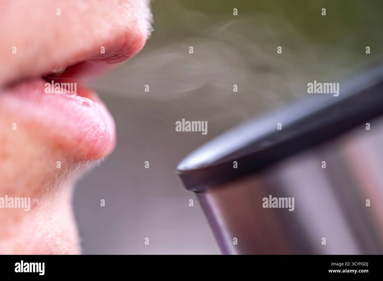 La moitié du visage de la fille appréciant le café chaud de Thermos Mug — vue de côté photo extérieure Banque D'Images