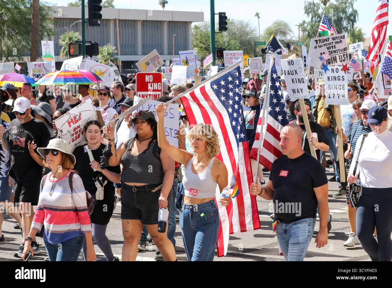 Phoenix, États-Unis. 18 octobre 2025. Plusieurs milliers de manifestants défilent sur Jefferson Street depuis le Capitole pour la manifestation No Kings à Phoenix, Arizona, États-Unis, le 18 octobre 2025. Plus de 2 500 manifestations ont eu lieu dans les 50 états, ce qui en fait potentiellement la plus grande manifestation d'une journée dans l'histoire des États-Unis. (Photo par : Alexandra Buxbaum/Sipa USA) crédit : Sipa US/Alamy Live News Banque D'Images