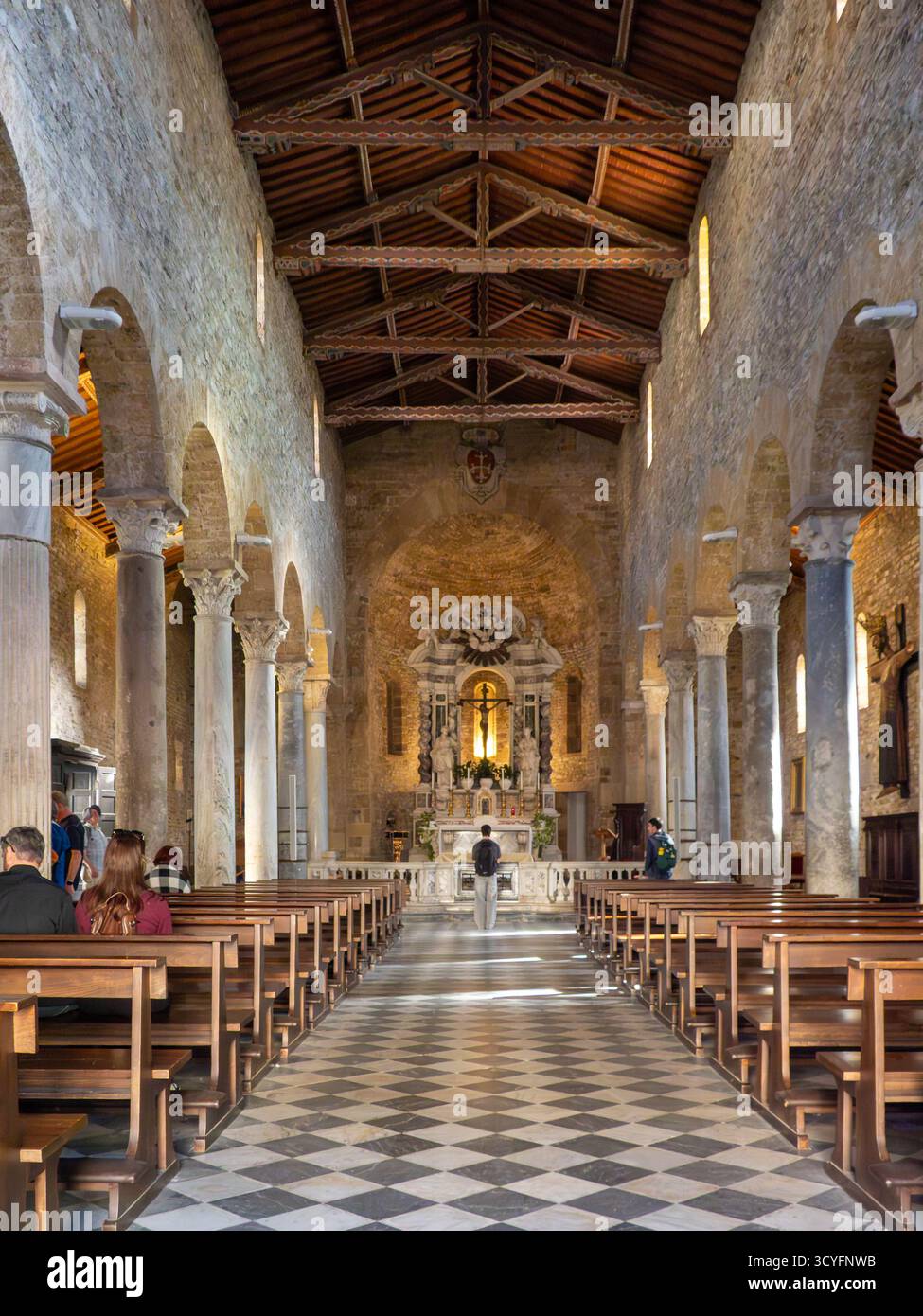 Pise, Italie - 16 octobre 2025 intérieur de l'ancienne église San Sisto, mettant en évidence la nef, l'autel, les colonnes de marbre et le plafond en bois avec les gens Banque D'Images