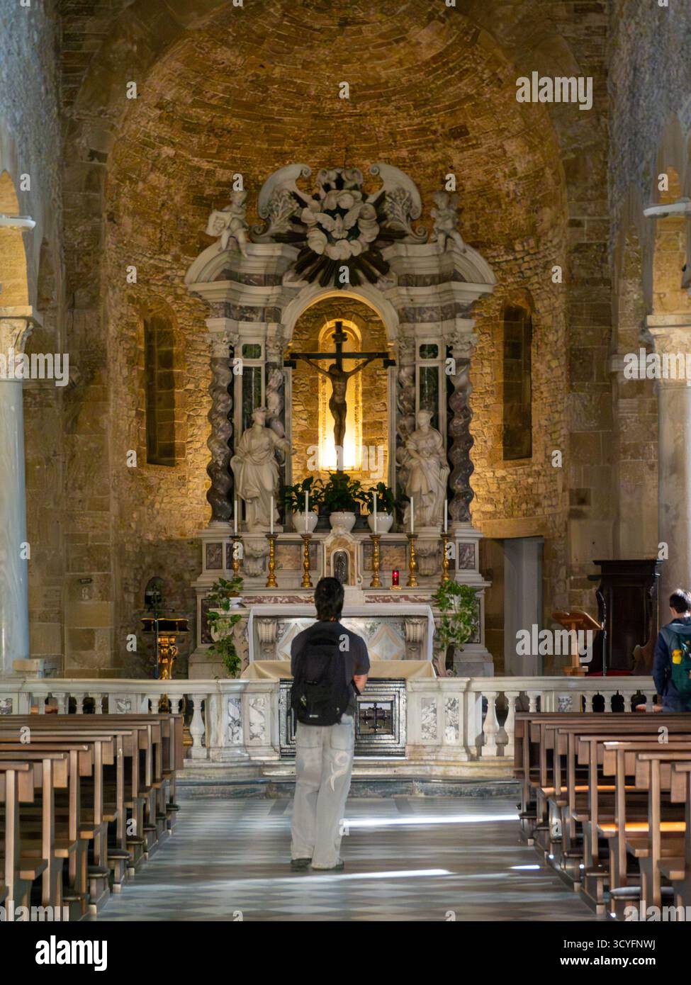 Pise, Italie - 16 octobre 2025 intérieur historique de l'église San Sisto à Pise, Toscane, Italie, avec une architecture romane, un étage à carreaux, et Banque D'Images