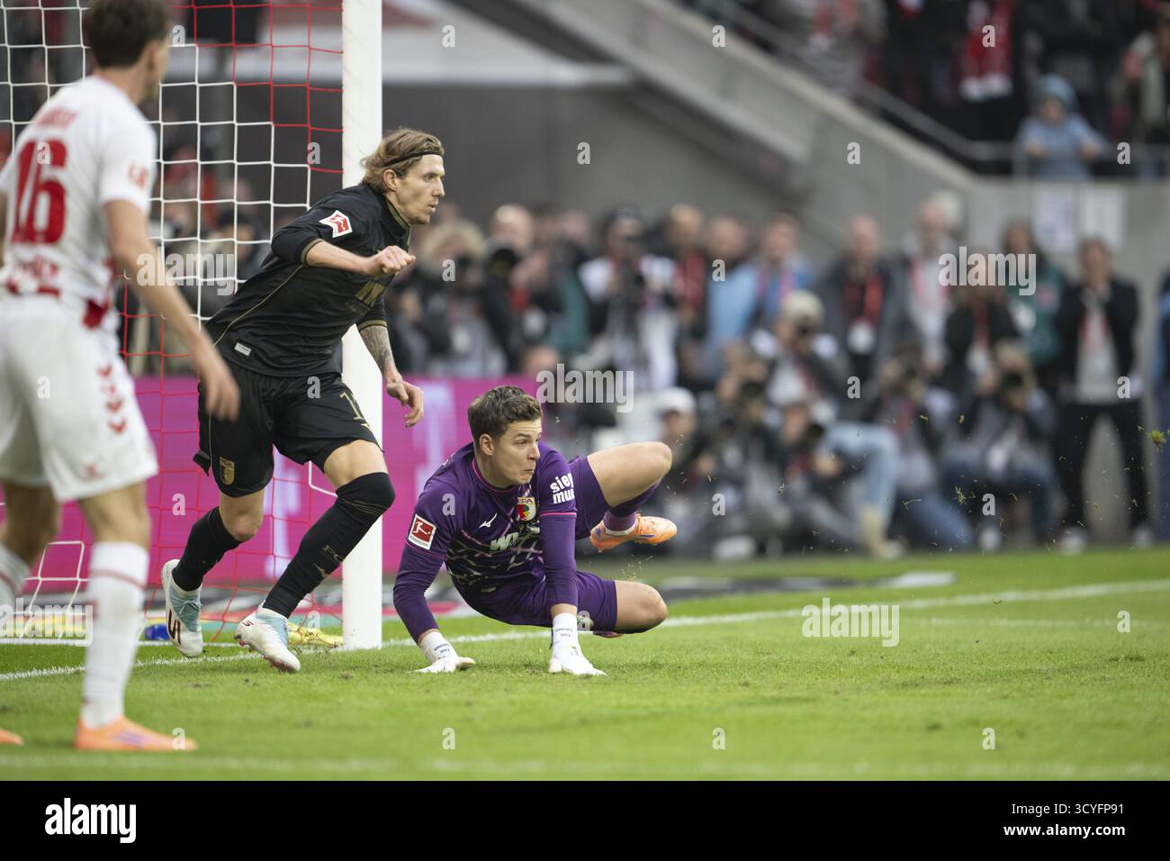 Kristijan Jakic (FC Augsburg, milieu de terrain, #17), Finn Dahmen (FC Augsburg, gardien de but, #1), COLOGNE, Allemagne - 18 OCTOBRE : pendant le match de Bundesliga BE Banque D'Images Kristijan Jakic (FC Augsburg, milieu de terrain, #17), Finn Dahmen (FC Augsburg, gardien de but, #1), COLOGNE, Allemagne - 18 OCTOBRE : pendant le match de Bundesliga BE Banque D'Images