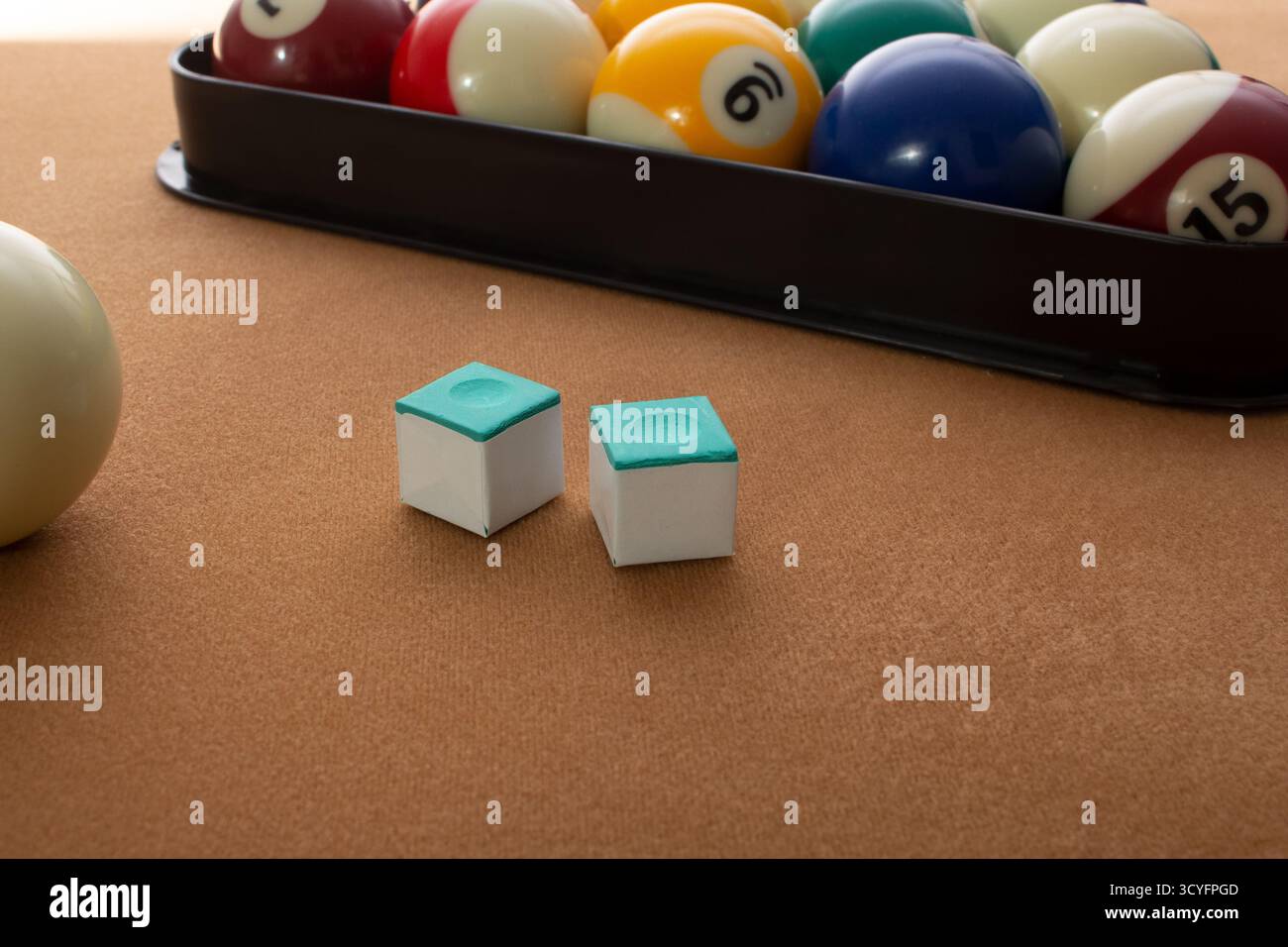Une vue de quelques craies de queue de billard sur une table de billard. Banque D'Images