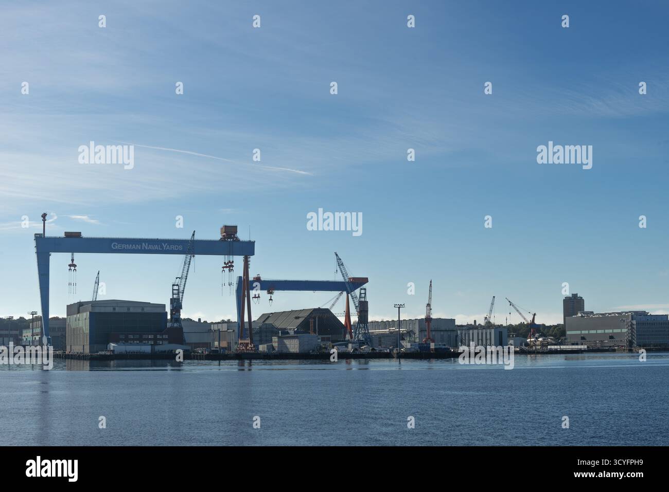 Port de Kiel, chantiers navals, TKMS, ThyssenKrupp Marine Systems GmbH, chantiers navals allemands, entrepôts, cale sèche, grues, industrie, fjord de Kiel, marine, techn Banque D'Images