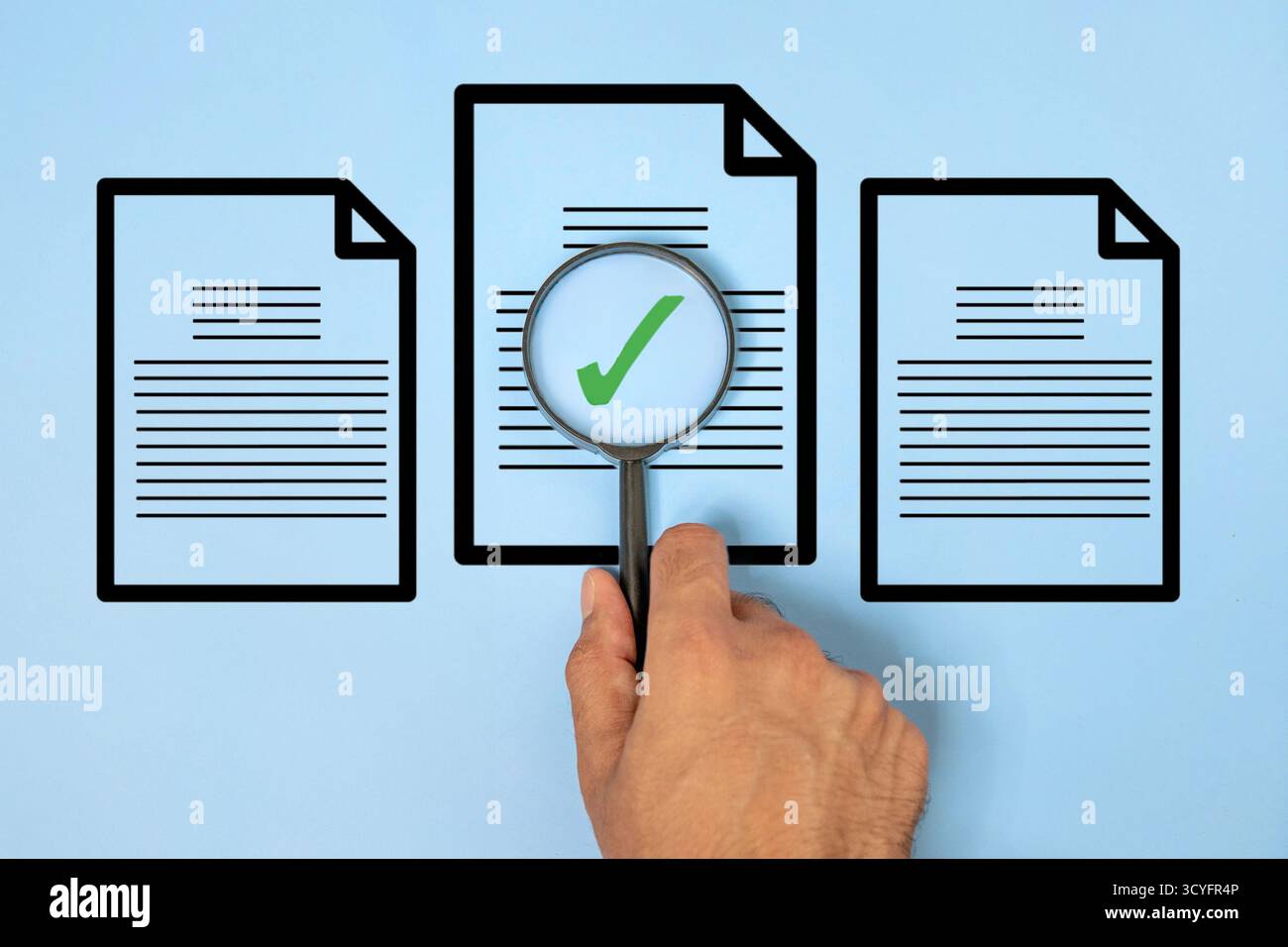 Main tenant une loupe au-dessus d'un document avec une coche verte. Vérification des documents, contrôle qualité, audit, approbation, conformité. Banque D'Images