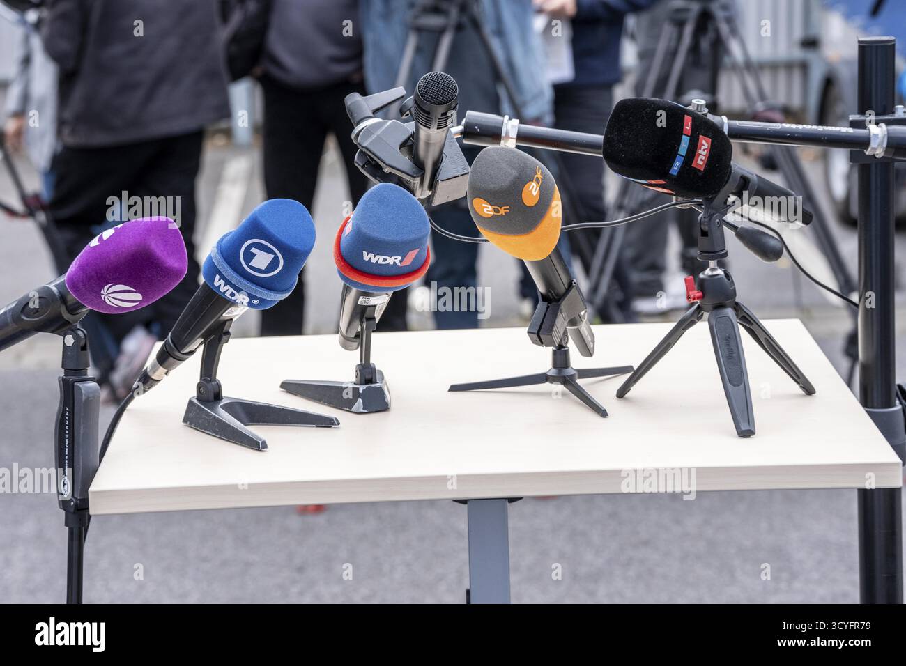 Microphones de diverses stations de radio, stations de télévision, debout sur la table, lors d'une conférence de presse Banque D'Images