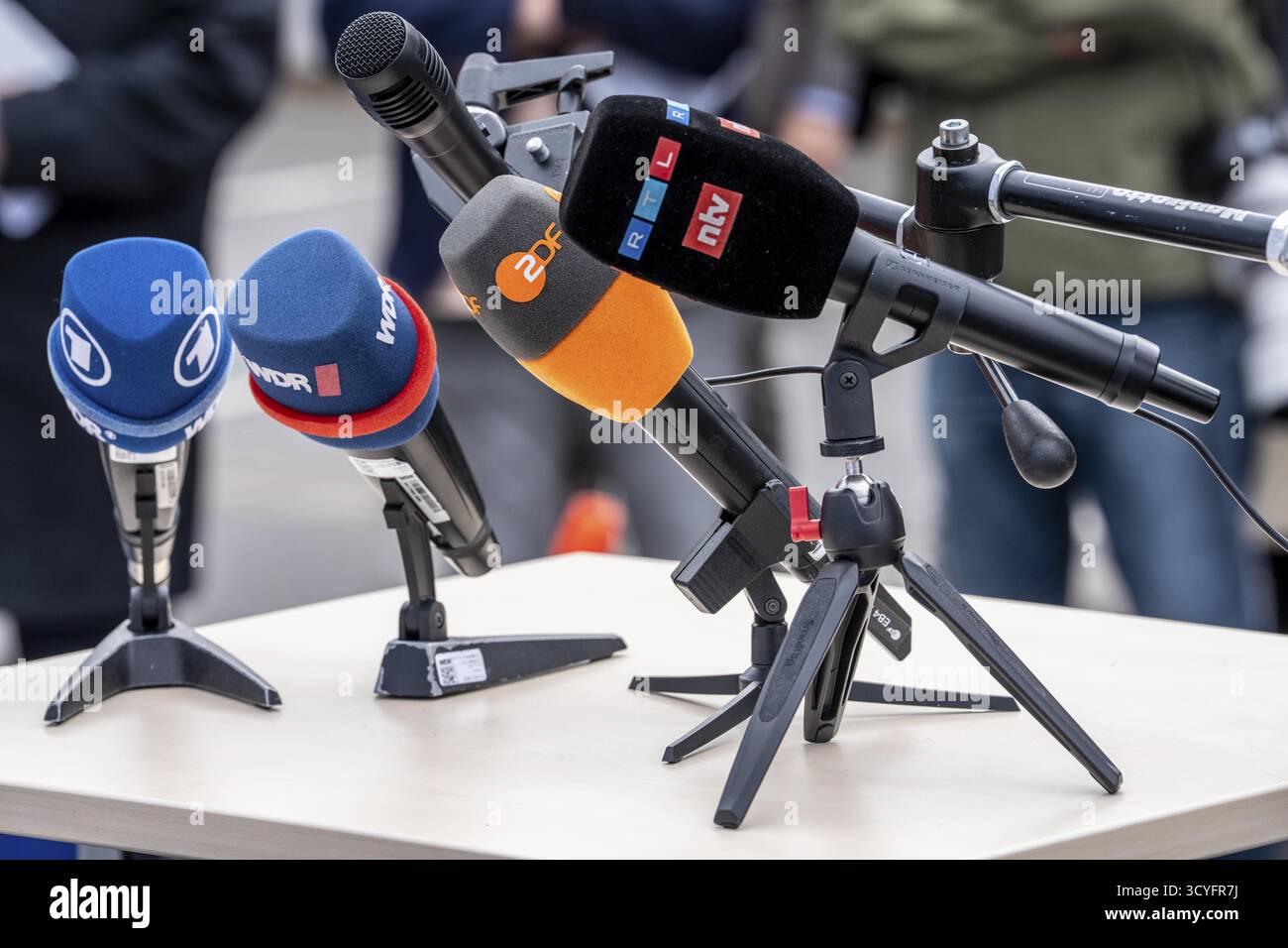 Microphones de diverses stations de radio, stations de télévision, debout sur la table, lors d'une conférence de presse Banque D'Images