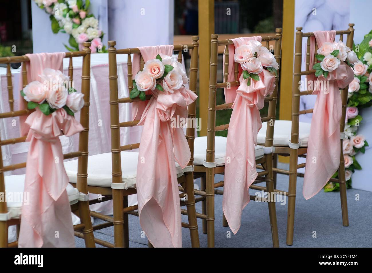 Chaises qui ont été décorées avec du tissu disposé dans de belles formes de fleurs. Préparé pour des événements de mariage ou des cérémonies de célébration. Banque D'Images