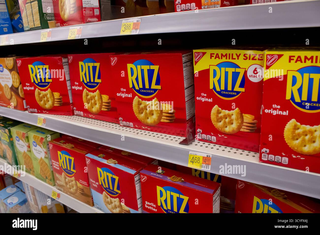 Los Angeles, Californie, États-Unis - 02-01-2023 : une vue de plusieurs paquets de crackers Ritz, exposés dans une épicerie locale. Banque D'Images