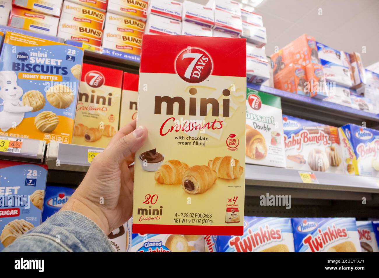 Los Angeles, Californie, États-Unis - 02-01-2023 : vue d'une main tenant un paquet de mini croissants de 7 jours, exposé dans une épicerie locale. Banque D'Images