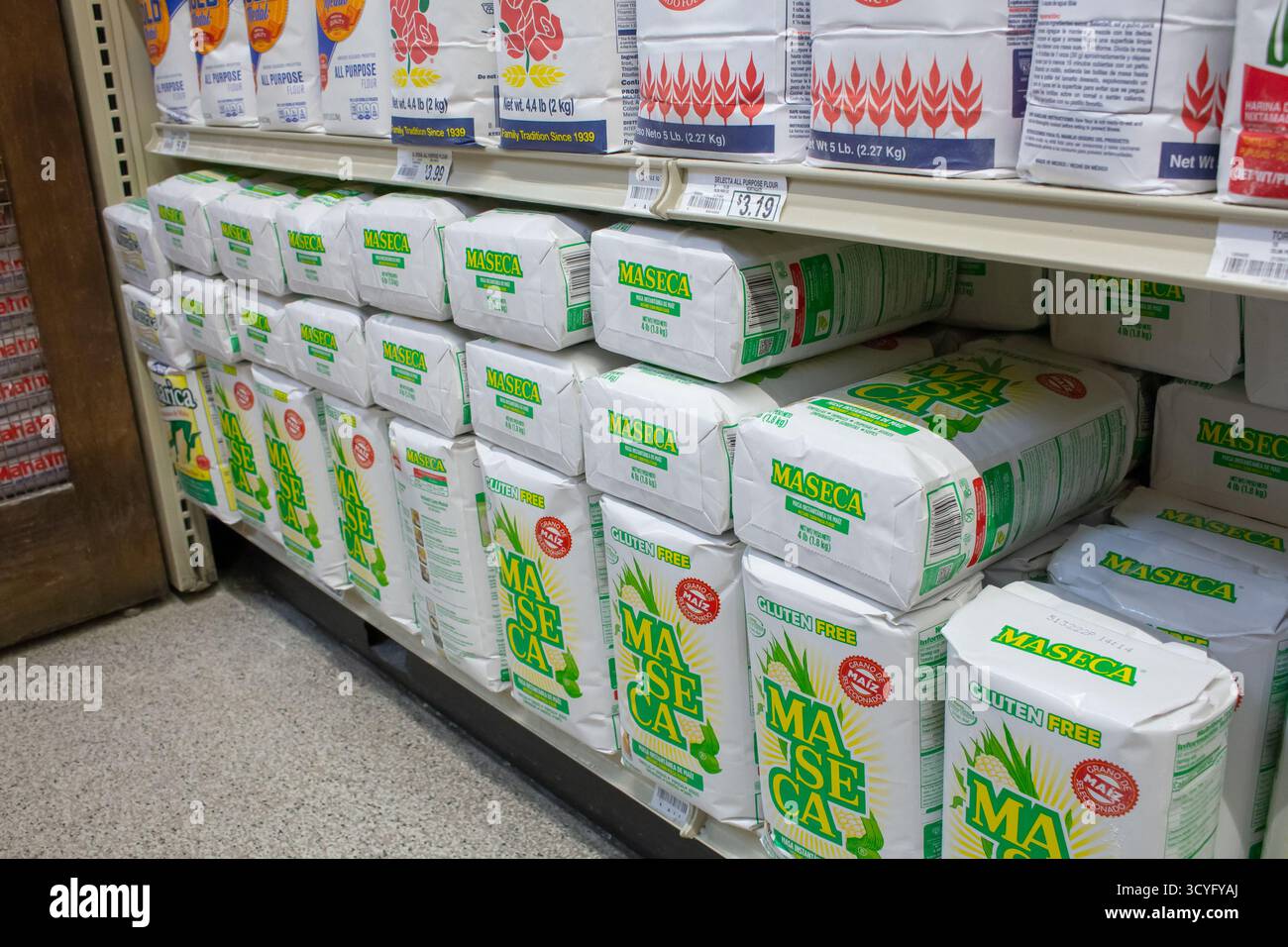 Los Angeles, Californie, États-Unis - 02-01-2023 : une vue de plusieurs paquets de farine de maïs Maseca masa, exposés dans une épicerie locale. Banque D'Images