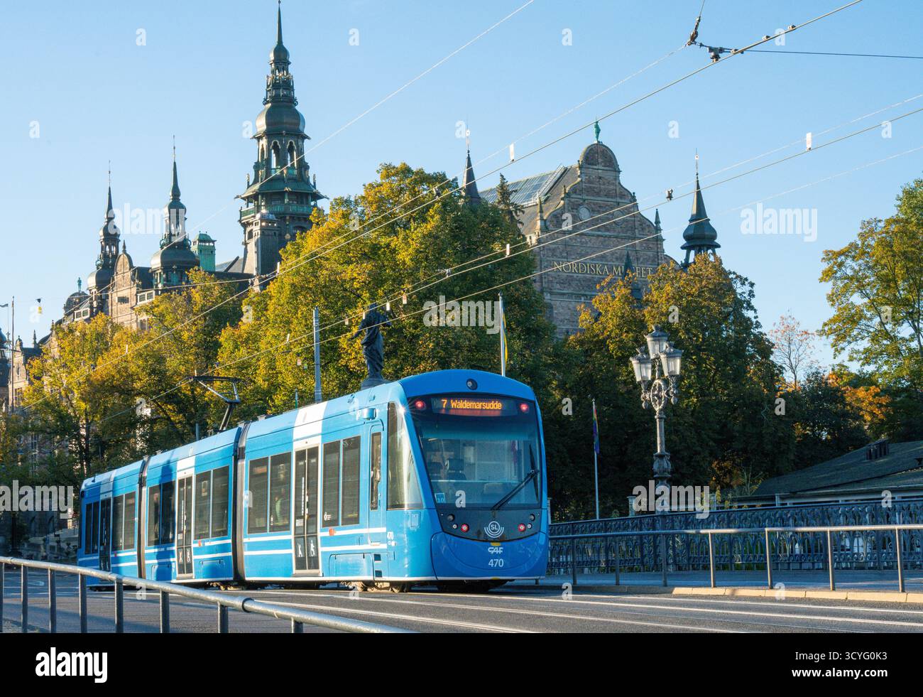Blue SL Storstockholms Lokaltrafik tram devant le Nordic Museum sur l'île de Djurgården par un matin ensoleillé d'automne Banque D'Images