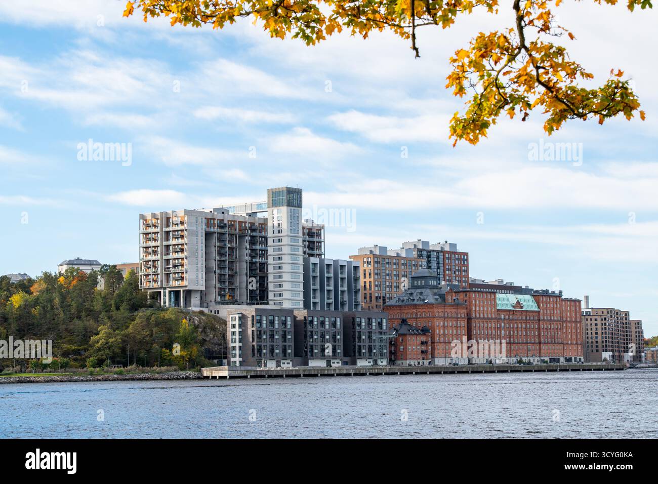 Kvarnholmen zone résidentielle et développement immobilier sur une île dans la municipalité de Nacka, une banlieue de Stockholm par une belle journée d'automne Banque D'Images