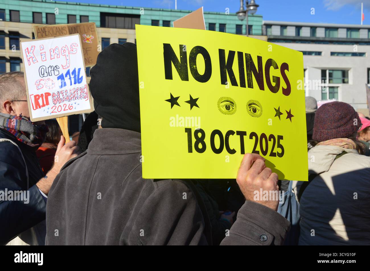 Berlin, Allemagne - 18 octobre 2025 - rassemblement de protestation "No Kings" contre le président Trump à Pariser Platz, Berlin. (Photo de Markku Rainer Peltonen) Banque D'Images