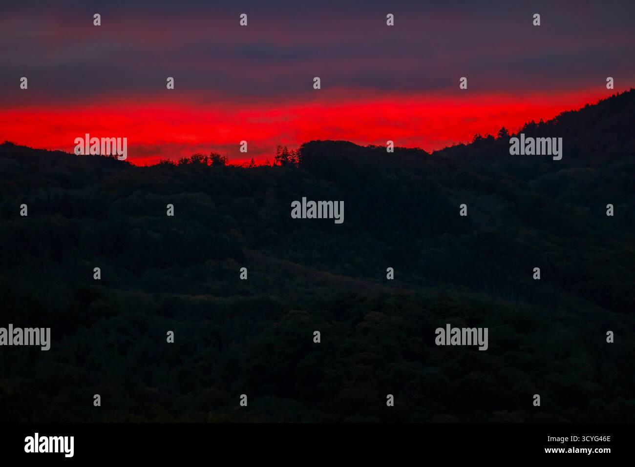 19 octobre 2025, Rhénanie du Nord-Westphalie, Königswinter : le soleil se lève sur le Siebengebirge. Photo : Thomas Banneyer/dpa Banque D'Images