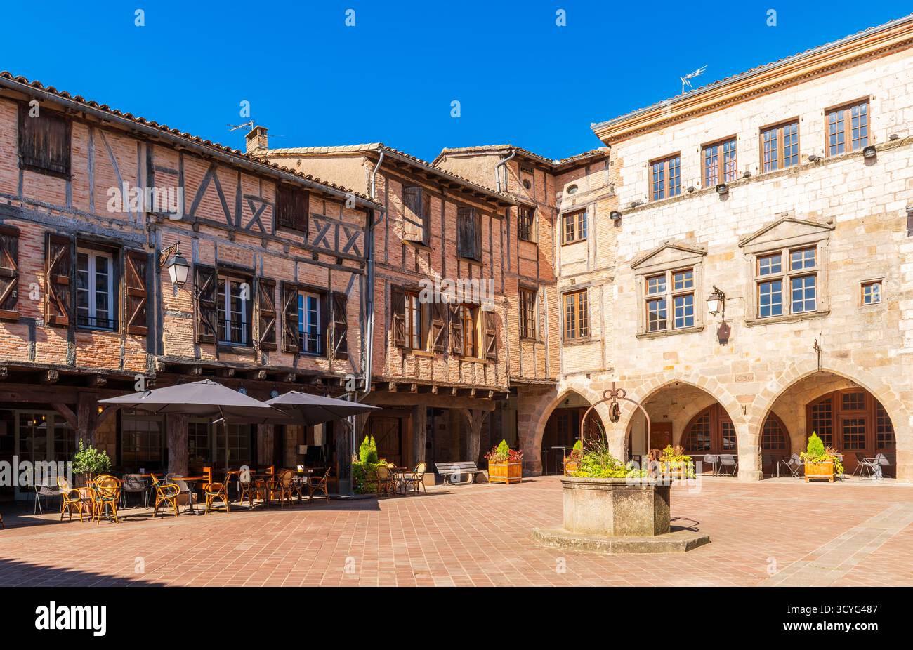 Place d'arcade dans le village médiéval de Castelnau de Montmiral dans le Tarn en Occitanie, France Banque D'Images