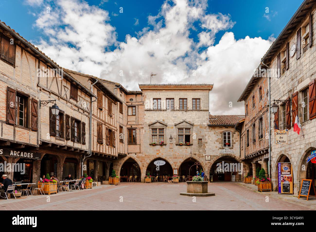 Place d'arcade dans le village médiéval de Castelnau de Montmiral dans le Tarn en Occitanie, France Banque D'Images