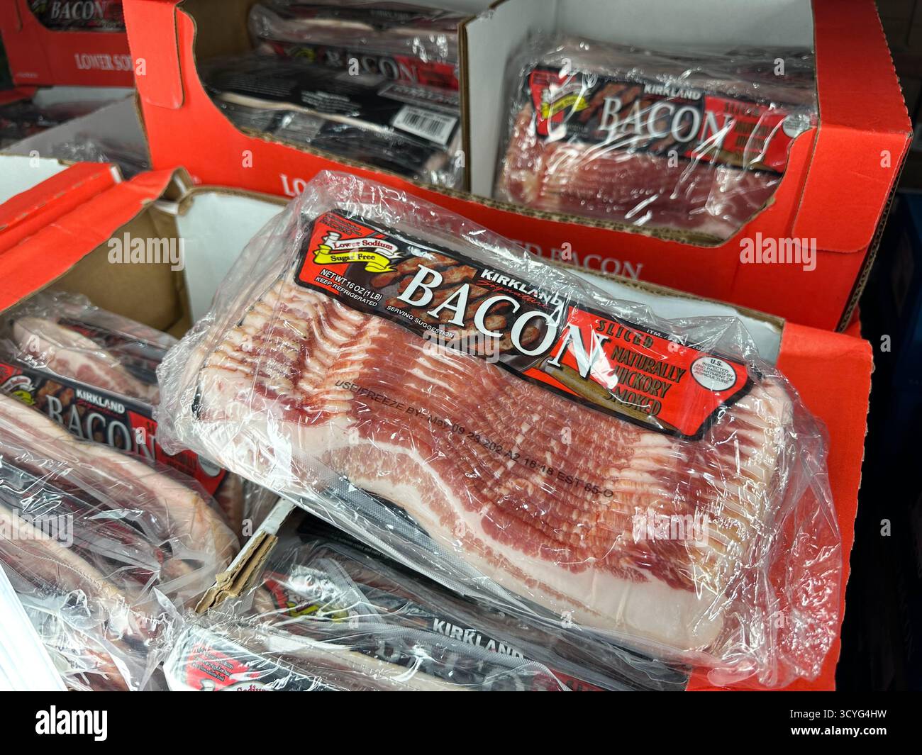 Los Angeles, Californie, États-Unis - 02-01-2023 : une vue de plusieurs paquets de bandelettes de bacon à faible teneur en sodium Kirkland signature, au magasin. Banque D'Images