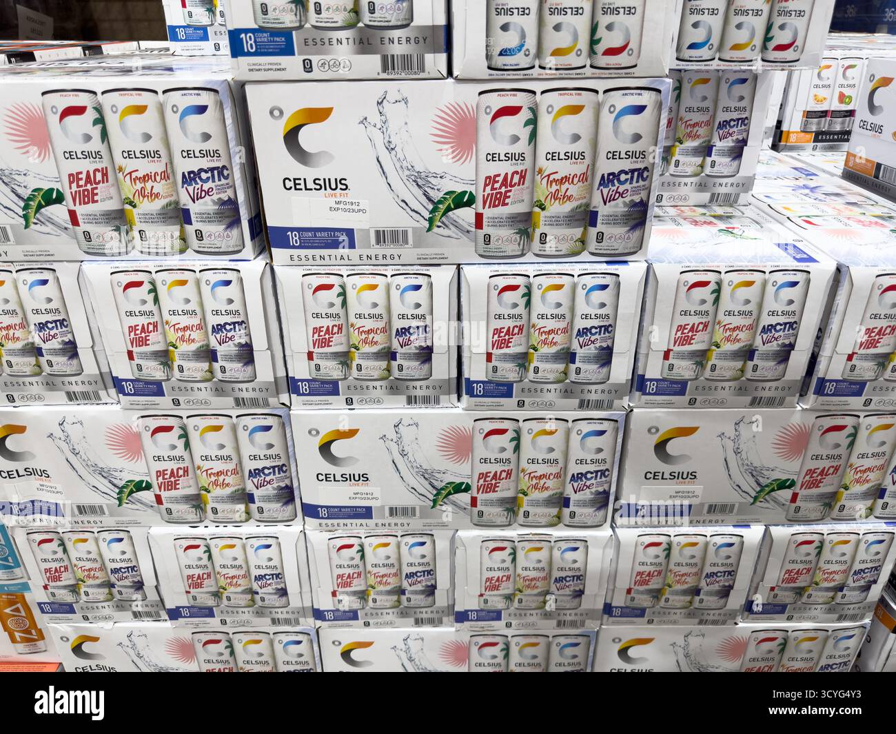 Los Angeles, Californie, États-Unis - 02-01-2023 : vue de plusieurs caisses de packs de boissons énergisantes Celsius, au magasin. Banque D'Images