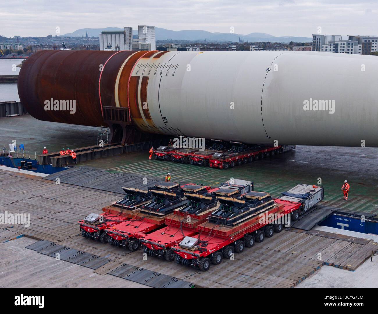 Édimbourg, Écosse, Royaume-Uni. 18 octobre 2025. Les huit premiers monopiles d'éoliennes du parc éolien de Inch Cape sont déchargés à Port of Leith. Les turbines seront assemblées à Leith puis transportées sur le site du parc éolien pour être installées. Les monopiles ont été fabriqués par Dajin Offshore Heavy Industries à Qinzhou en Chine et transportés en Écosse par la mer. Le parc éolien comptera 72 turbines et est l’un des plus grands parcs éoliens offshore d’Écosse. Iain Masterton/Alamy Live News. Banque D'Images