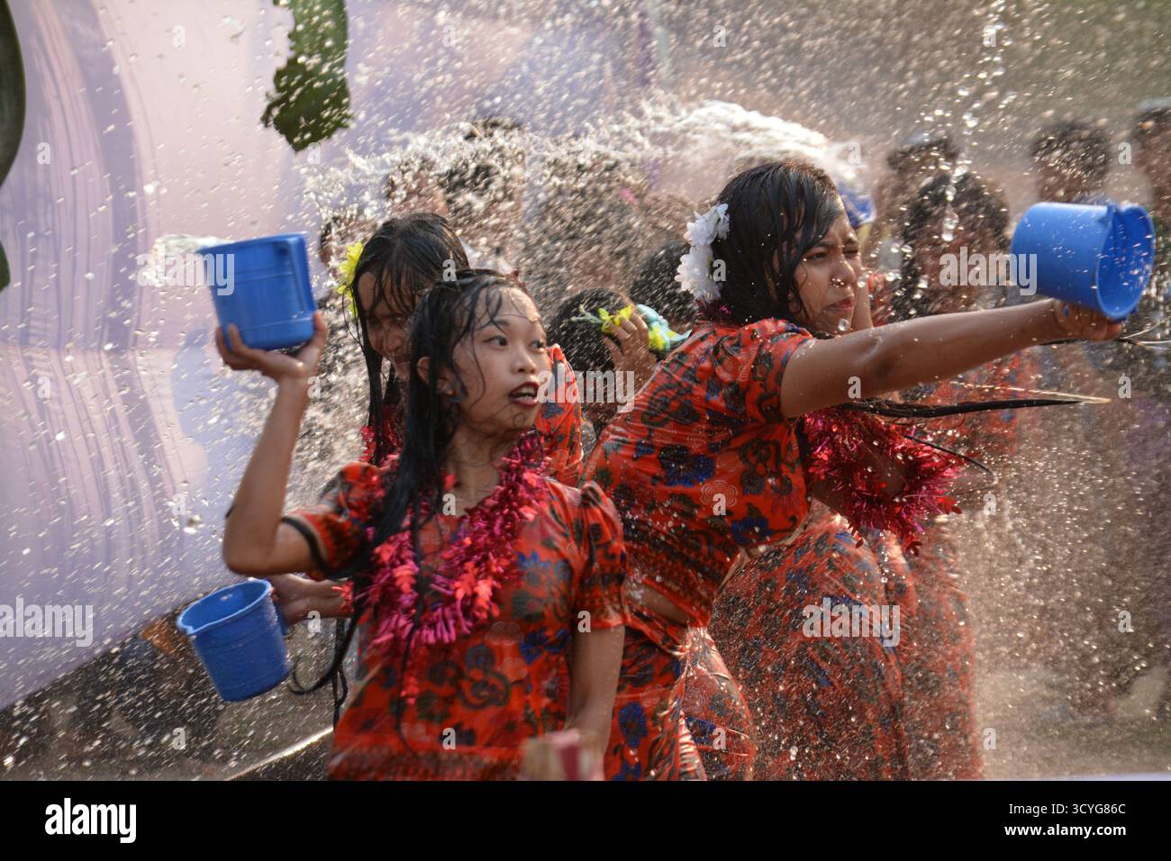 Sangrai Festival à Bandarban, Bangladesh, est la célébration dynamique du nouvel an de la Marma et d'autres communautés indigènes, plein d'eau, de danse, d'an Banque D'Images