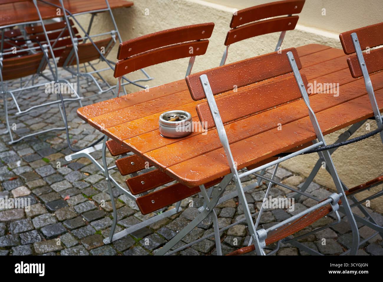 Tables et chaises vides dans un restaurant en Allemagne par un jour de pluie Banque D'Images